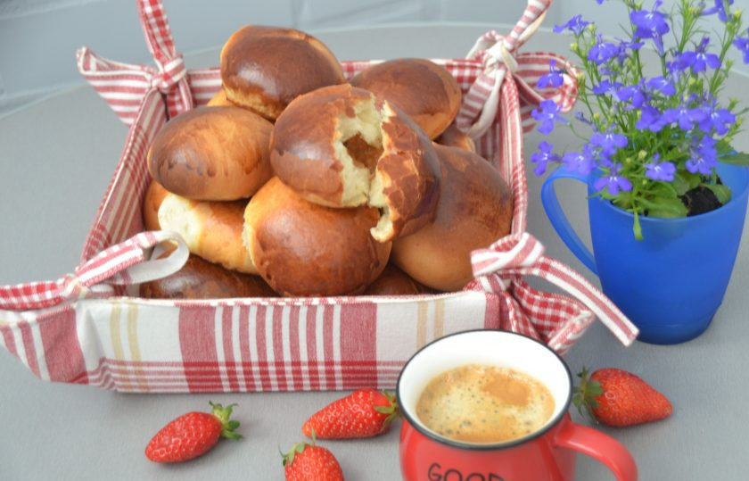 1. Этап. Булочки с конфетами Коровка: Получились румяные, пышные и очень вкусные булочки. Наливайте чай, кофе и приятного аппетита!