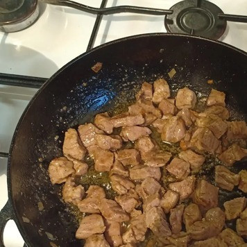 1. Этап. Картошка с мясом в духовке: В эту же сковороду положить мясо, посолить, поперчить по вкусу, добавить специи и обжарить до полуготовности на сильном огне до румяной корочки.