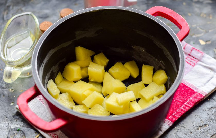 1. Этап. Сырный суп с мидиями: Картофель очистите и вымойте, нарежьте кубиками и переложите в кастрюлю, залейте водой и отправьте на огонь. Варите картофель до готовности - 20 минут.