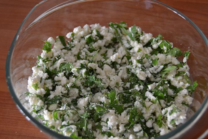 1. Этап. Берек с сыром: Свежую петрушку хорошенько промываем и измельчаем, выкладываем к сыру и перемешиваем все.