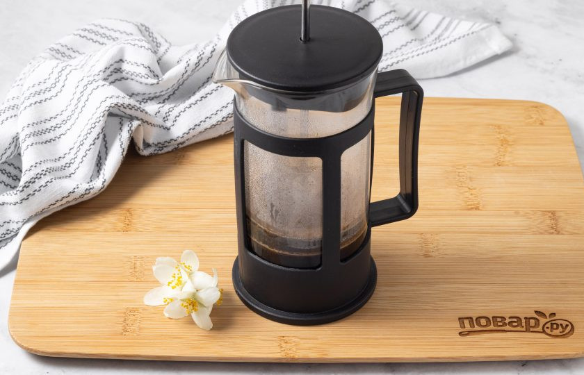 1. Этап. Молочный кофе гляссе: Сварите кофе любым удобным для вас способом. Я завариваю его во френч-прессе. Остудите напиток примерно до 10 градусов.