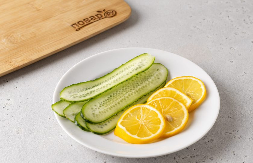 1. Этап. Вода Сасси для похудения: Лимон помойте, нарежьте кружочками. Огурец помойте и нарежьте вдоль тонкими ломтиками с помощью овощечистки или терки-мандолины. Либо нарежьте просто кружочками.