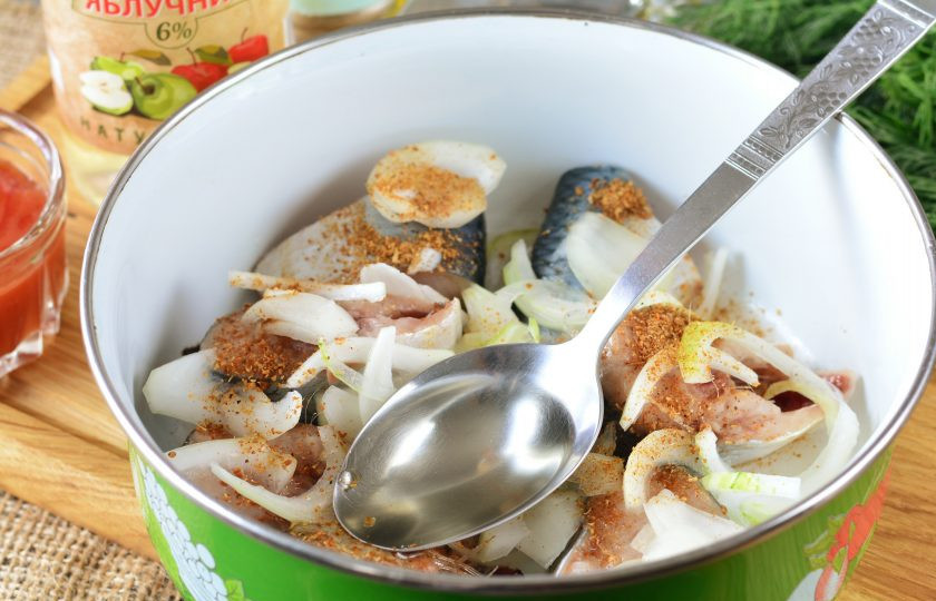 1. Этап. Селедка с кетчупом и луком: Полейте маслом и яблочным уксусом.