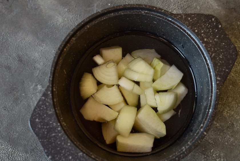 1. Этап. Котлеты из кольраби: Капусту кольраби очистите, нарежьте ломтиками среднего размера. Лук очистите и тоже нарежьте на небольшие кусочки. Отварите овощи в кипящей подсоленной воде до мягкости. Примерно 15-20 минут.