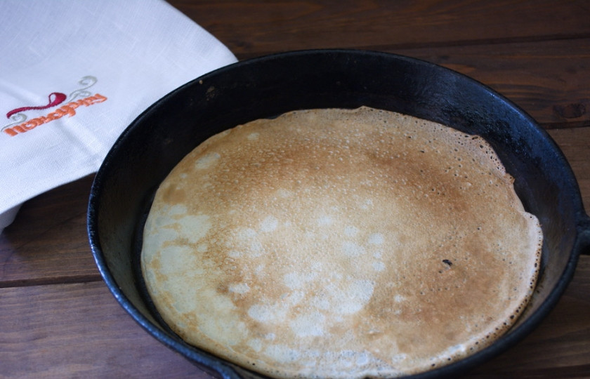 1. Этап. Блины с печенью трески: Для первого блина вливаем в сковороду немного масла. Вливаем порцию теста - около половника. Жарим блины как обычно.