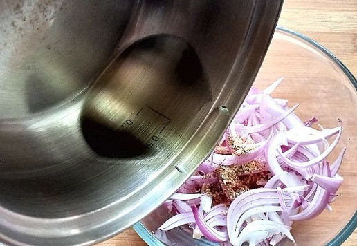 1. Этап. Луковый салат: Высыпаем специи на лук в центр. Греем хорошенько масло подсолнечное в какой-то посуде. Масло для нагрева лучше взять рафинированное. И его, горячее, выливаем на специи.