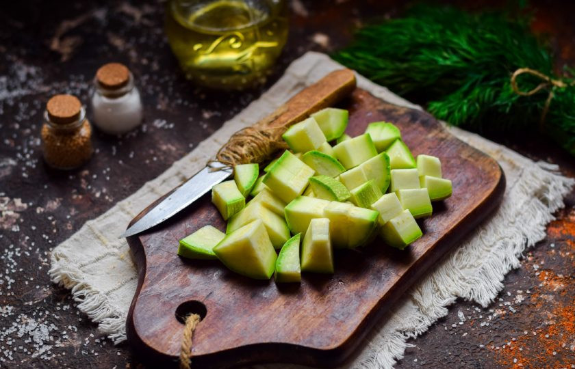 1. Этап. Тушеные куриные желудки с кабачками: Кабачок вымойте, просушите и нарежьте небольшими кубиками.