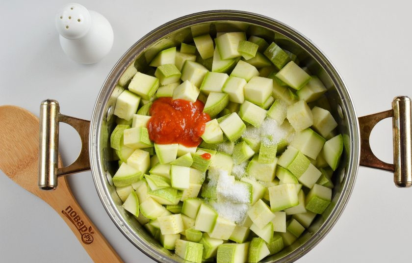 1. Этап. Кабачковая икра в блендере: Добавьте сразу соль, сахар, томатную пасту и поставьте на огонь. Варите периодически перемешивая на среднем огне до мягкости всех овощей. Крышкой плотно накрывать не нужно, чтобы испарялась влага.