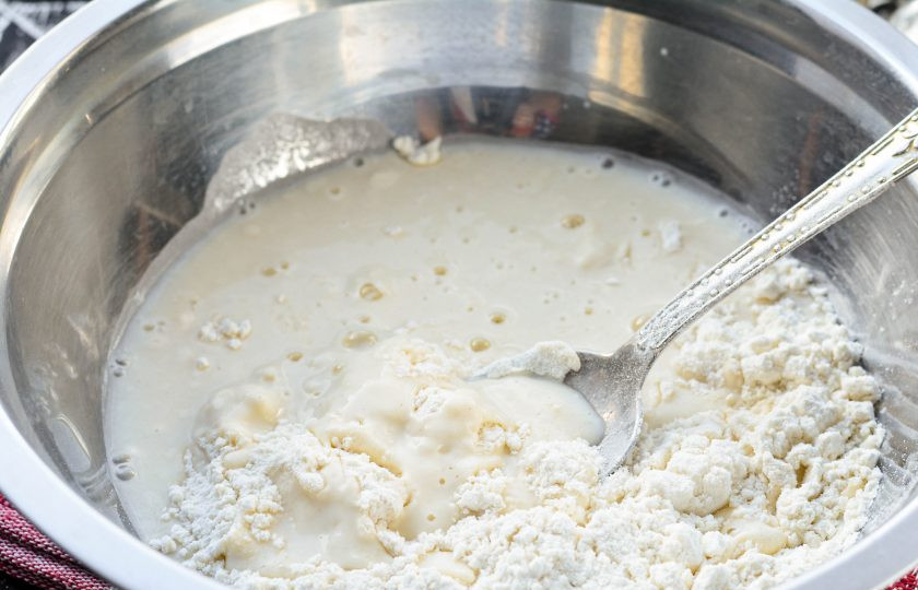 1. Этап. Чебуреки с индейкой: Для теста смешайте воду, соль и просеянную муку.