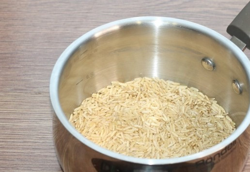 1. Этап. Гунканы с тунцом: 1. Отвариваем рис до готовности.