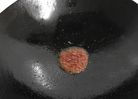 1. Этап. Тофу во фритюре с ананасом: Затем жареный тофу убираем с огня, а в вок добавляем томатный соус и несколько минут обжариваем.