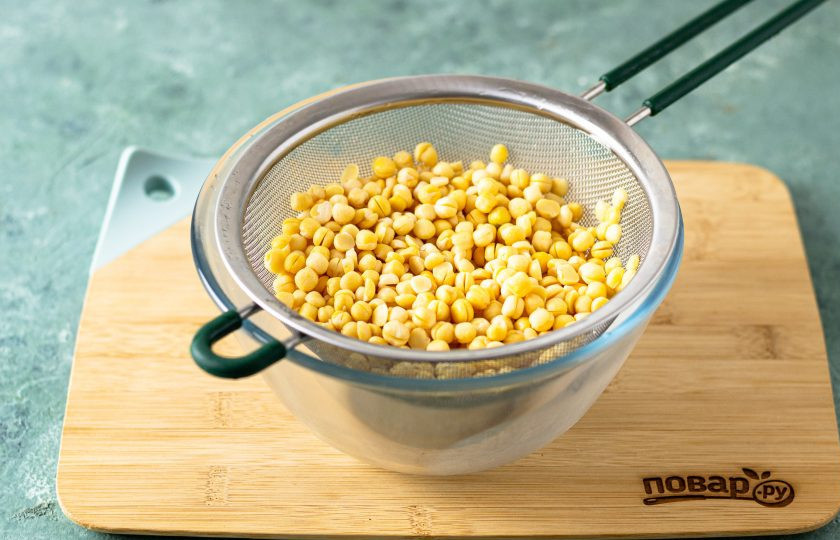 1. Этап. Булочки без глютена: Горох замочите на ночь. Затем промойте и откиньте на сито.