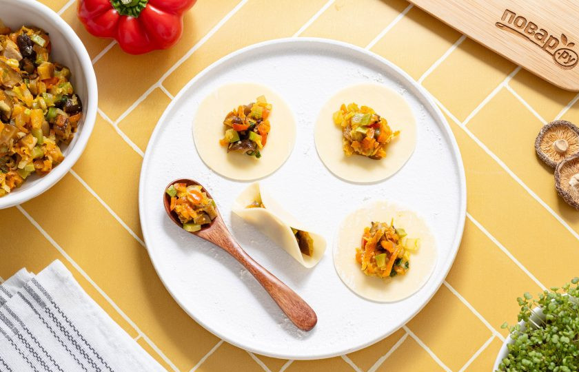 1. Этап. Овощные дамплинги: Выложите примерно 1 ч.л. овощной начинки на кружок теста. Смочите края водой, сложите пополам, защипнете в центре и сформируйте дамплинги.