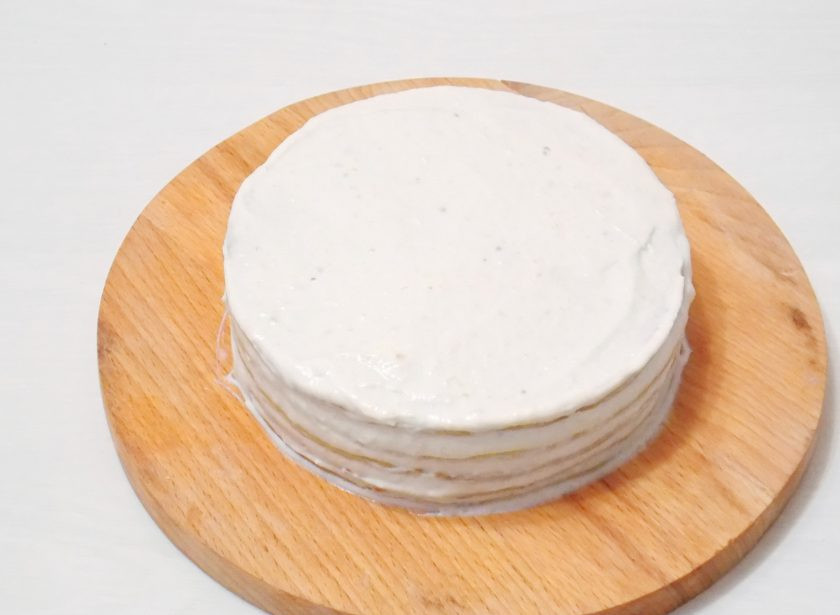 1. Этап. Медово-песочный торт: Так смажьте кремом все коржи, верх и бока. Выровняйте при помощи длинного ножа или кондитерского шпателя.