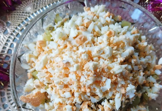 1. Этап. Салат Морская владычица: Заранее отварить, остудить и мелко покрошить яйца.