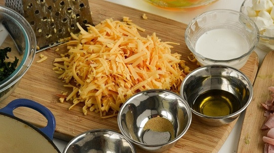 1. Этап. Фриттата с ветчиной, шпинатом и сыром: 1. Первым делом включите духовку и разогрейте до 180 градусов. Очистите и измельчите лук, натрите сыр, нарежьте ветчину.