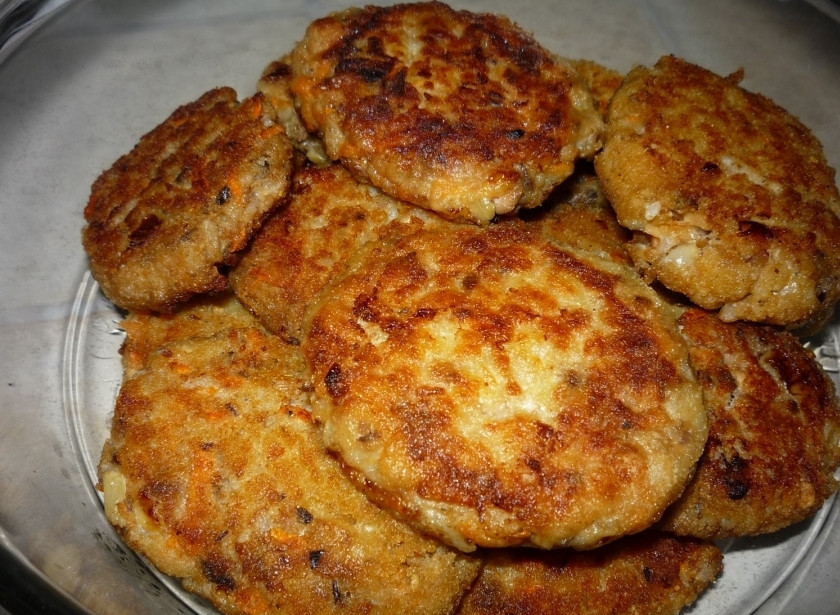 1. Этап. Котлеты из сайры: Сформируйте котлетки, обваляйте их в сухарях. Жарьте на среднем огне, с двух сторон до готовности (минут 10-15). Готовые котлеты из сайры подаем горячими. Приятного аппетита)