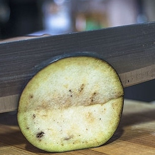 1. Этап. Лазанья с баклажанами: 1. Баклажан промойте и нарежьте тонкими кружочками.