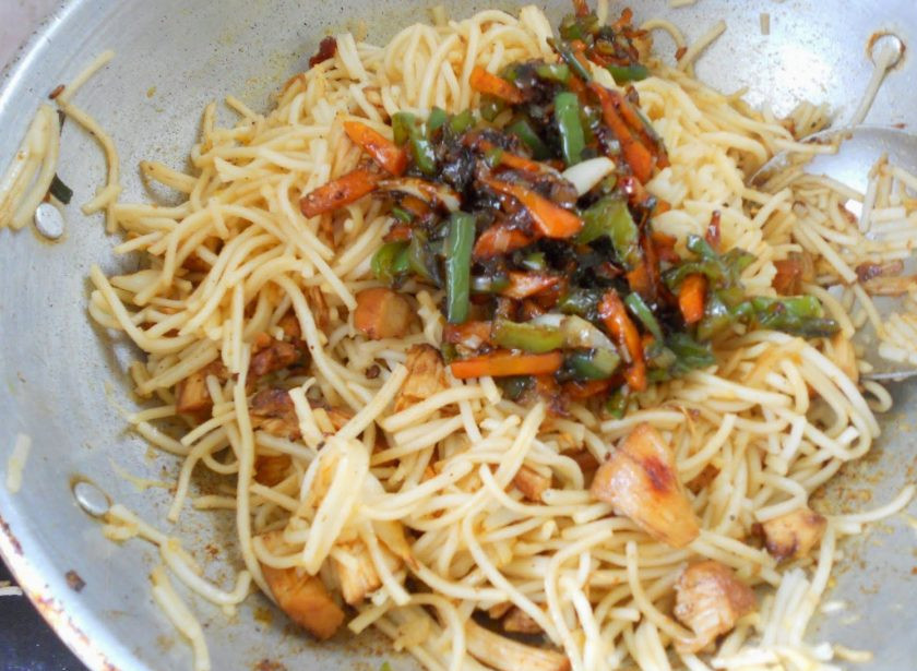 1. Этап. Китайская лапша с курицей: 14. Выложите обжаренные овощи, снова перемешайте.