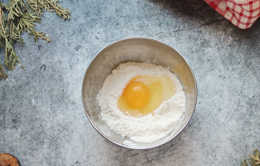 1. Этап. Кексы с вареньем: Разбейте в миску яйцо.