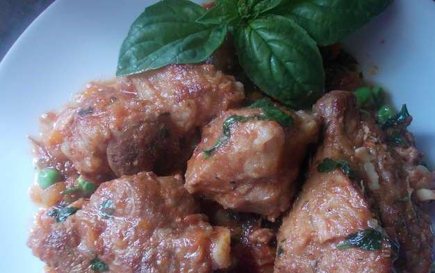 1. Этап. Свинина с базиликом: 5. Вот и мясо готово! Сочетание свинины с травами и специями делают блюдо великолепным и невероятно вкусным! Подавать мясо лучше самостоятельно на полушке из свежих овощей.