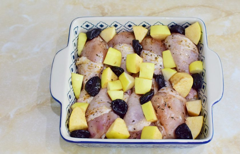 1. Этап. Курица с айвой и черносливом: По курице разложите кусочки айвы и чернослив. Прокройте форму фольгой и поставьте в духовку при 180 градусах на 50-60 минут. Ориентируйтесь по своей духовке. Через 30 минут после начала запекания фольгу снимите.