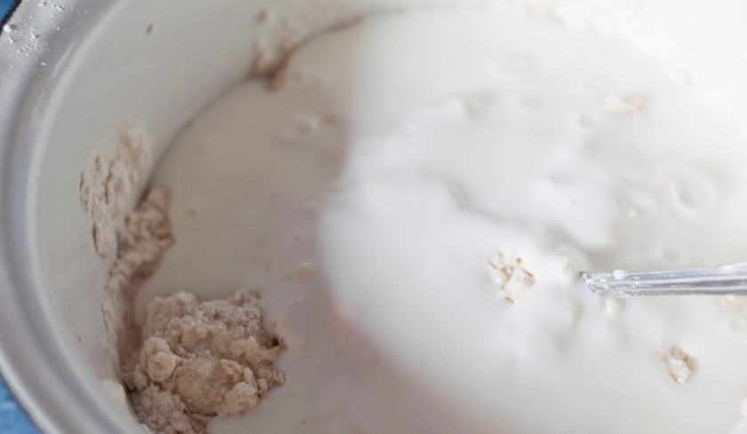 1. Этап. Творожные блинчики: Влейте в миску кефир и заранее растопленное сливочное масло.