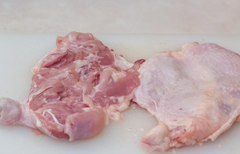 1. Этап. Фаршированные куриные окорочка в духовке: 1. Промываем окорока, разрезаем их вдоль, отделяем кость. Делать это нужно очень аккуратно, чтобы не повредить филе и кожицу.