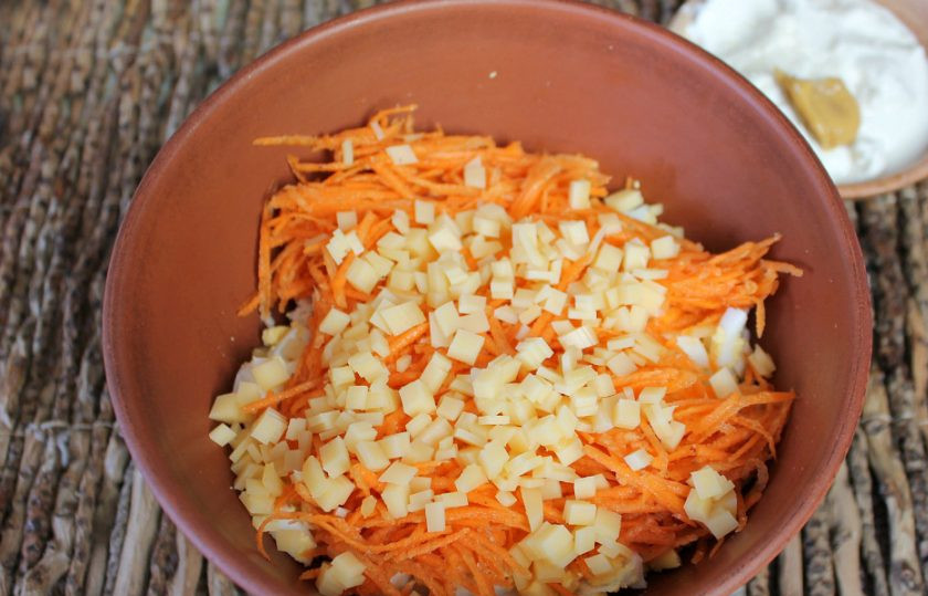 1. Этап. Cалат Флоренция: Добавляем измельченный сыр.