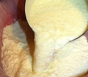 1. Этап. Пасха из молока: Откинуть творог на марлю и дать стечь. Лучше всего подвесить ее над какой-то миской, тогда творог будет выдавливать сыворотку своим весом.