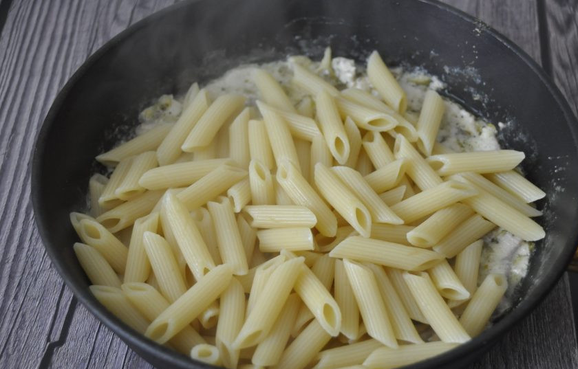 1. Этап. Пенне с лососем: Пенне, приготовленные в соответствии с временем, указанным на упаковке до состояния аль-денте, откиньте на дуршлаг, а затем выложите в сливочный соус, перемешайте и прогрейте всё вместе.