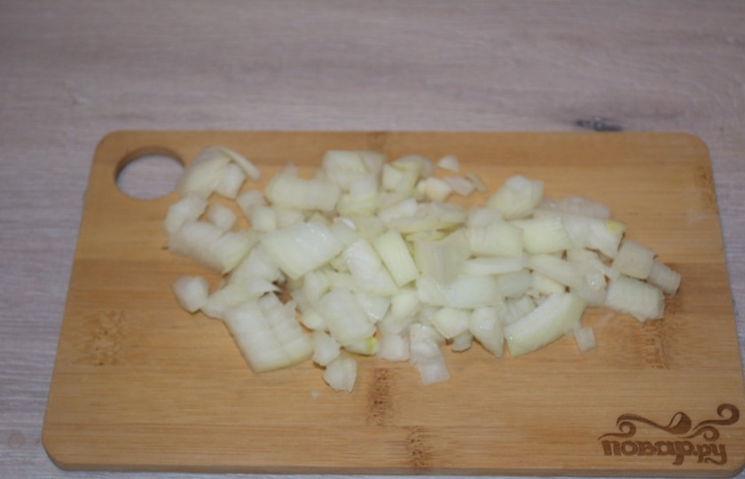 1. Этап. Вешенки, жаренные с луком: Для приготовления блюда нам необходимо взять репчатый лук. Очистите его и нарежьте мелким кубиком.