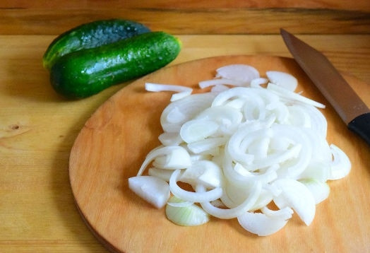 1. Этап. Салат на зиму из баклажанов: 5. Очистите и измельчите лук.