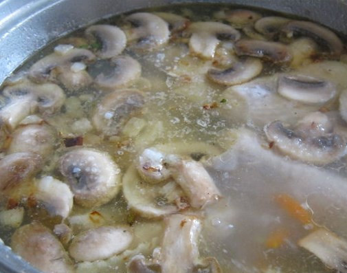 1. Этап. Грибной суп с курицей: Добавьте рис в суп, потом зажарку. Варим все до готовности риса и картошки. Готовый грибной суп с курицей подаем с зеленью. Приятного аппетита!
