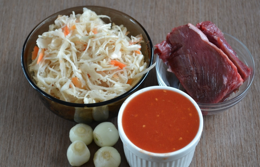 1. Этап. Тушеная квашеная капуста в мультиварке: 1. Подготовьте все необходимые ингредиенты.