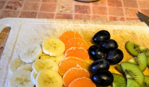 1. Этап. Гречневый смузи-боул: Для украшения нарезать бананы, киви, разобрать на дольки мандарин, очистить виноград.