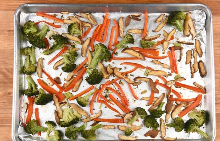 1. Этап. Паста терияки: На противень с фольгой выложите в один слой перец, брокколи, грибы и белую часть лука. Затем отправьте их в разогретую до 220 градусов духовку на 15 минут. Предварительно добавьте соль, перец и немного оливкового масла.