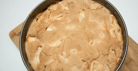 1. Этап. Быстрая яблочная шарлотка: Отправьте пирог в разогретую до 180 градусов духовку на 35-40 минут.