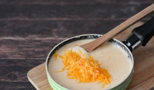 1. Этап. Брокколи с сырным соусом: Затем добавьте в соус натёртый чеддер (или любой другой сыр с ярким вкусом).