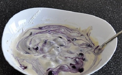 1. Этап. Запеканка творожная диетическая в духовке: 4. В самом конце добавьте ягоды и аккуратно перемешайте.