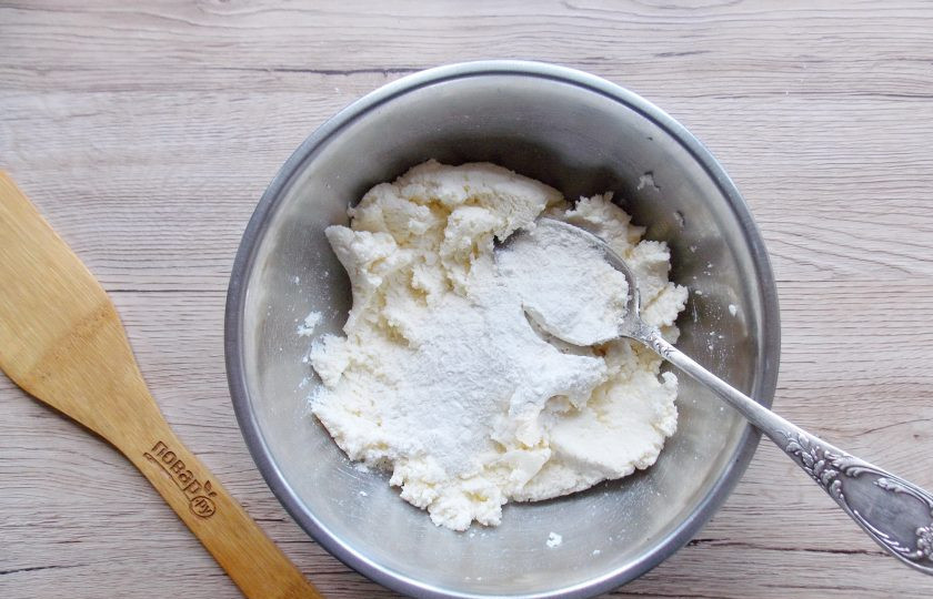 1. Этап. Сырники с твердым сыром и зеленью: Добавьте в миску соль и просеянную муку, перемешайте.