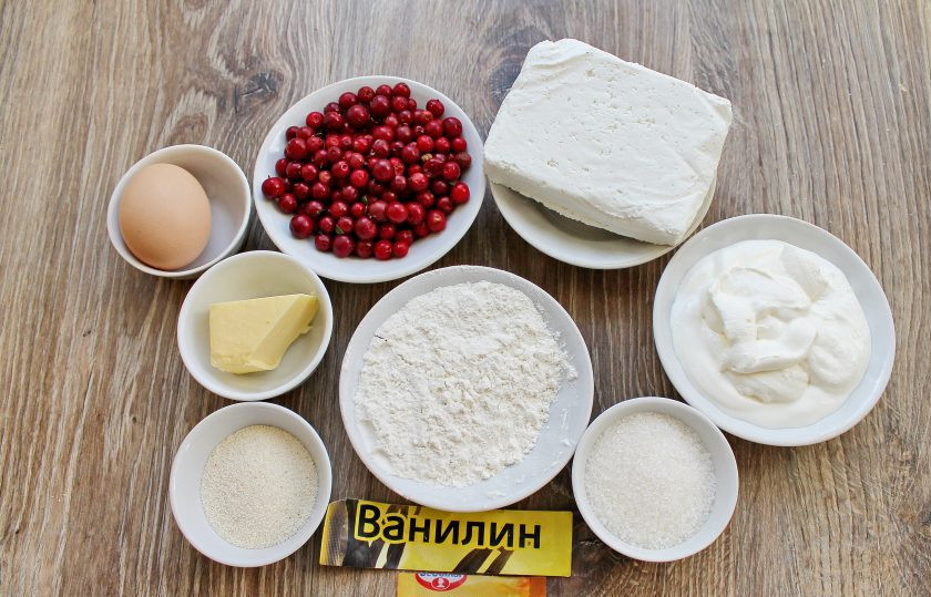 1. Этап. Творожный пирог с брусникой: Подготовьте все необходимые ингредиенты для приготовления творожного пирога с брусникой. Ягоды переберите, вымойте и обсушите. Сливочное масло растопите и остудите.