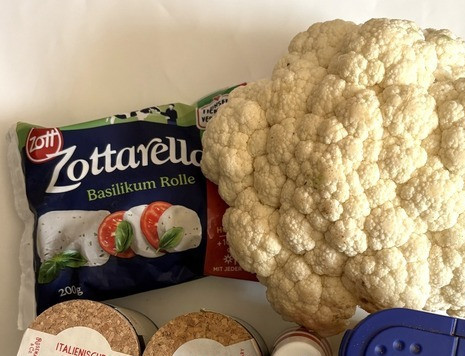 1. Этап. Цветная капуста, запечённая под моцареллой: Приготовить ингредиенты. Приправа у меня: смесь итальянских трав, в составе есть тимьян и орегано. На подготовку надо несколько минут, поэтому сразу включить духовку разогреваться.