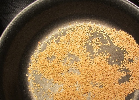 1. Этап. Салат из морской капусты и кальмаров: На сухой сковороде обжариваем семечки кунжута.