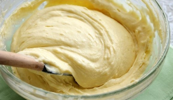 1. Этап. Творожный пирог с бисквитным тестом: Замесите тесто. Оно должно быть однородным и слегка жидковатым.
