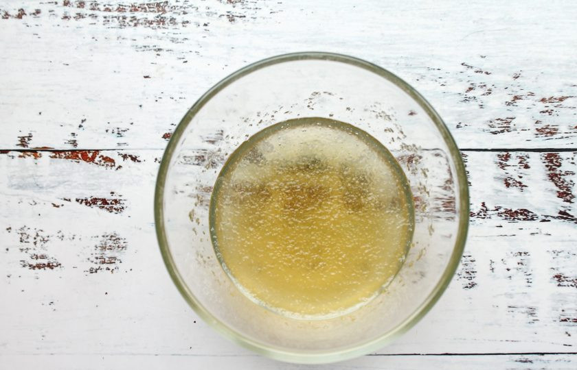 1. Этап. Заливное из грудки индейки: Бульон процедите, грудку выложите в пакет и завяжите. В миску насыпьте желатин и залейте 100 миллилитрами бульона, оставьте на 30 минут для набухания. Желатин распустите на водяной бане, влейте в бульон и перемешайте.