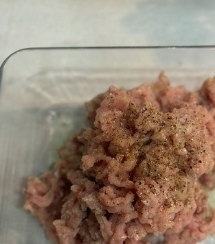 1. Этап. Совсем не чебуреки в лаваше: Фарш посолить по вкусу, добавить перец, белок от яйца