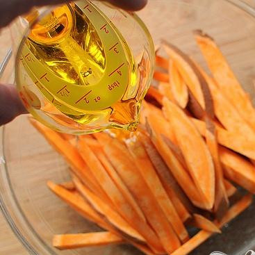 1. Этап. Сладкий картофель-фри: 2. Выложить картофель в миску и добавить оливковое масло.