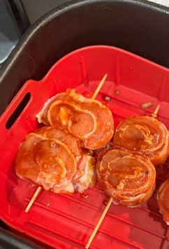 1. Этап. Шашлык из мяса индейки в аэрогриле: Сверху и по бокам смазать соусом, ранее приготовленным. Отправить готовиться в аэрогриль на 12 минут при температуре 180 градусов. Для приготовления в духовке - время 20 минут, температура 180 градусов