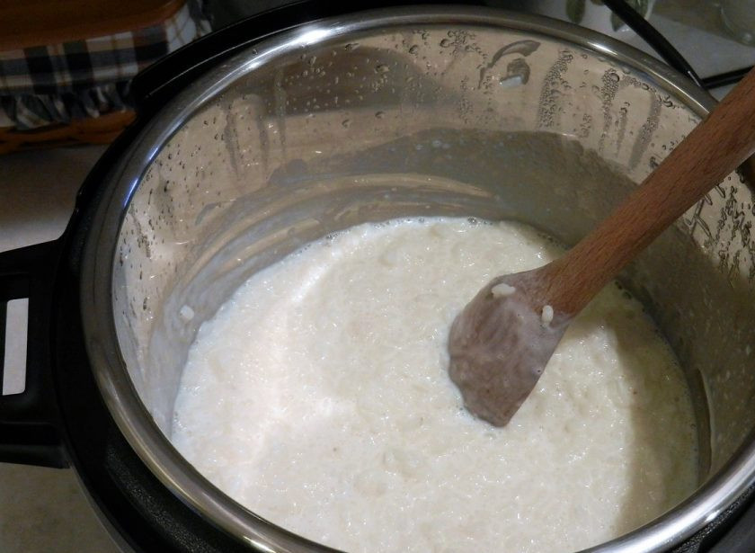 1. Этап. Детские каши в мультиварке: 5. Добавьте немного ванили, все хорошенько перемешайте, можете подавать ее.